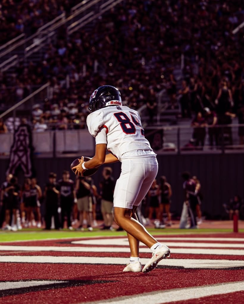 Oliver Abela receiving a punt snap